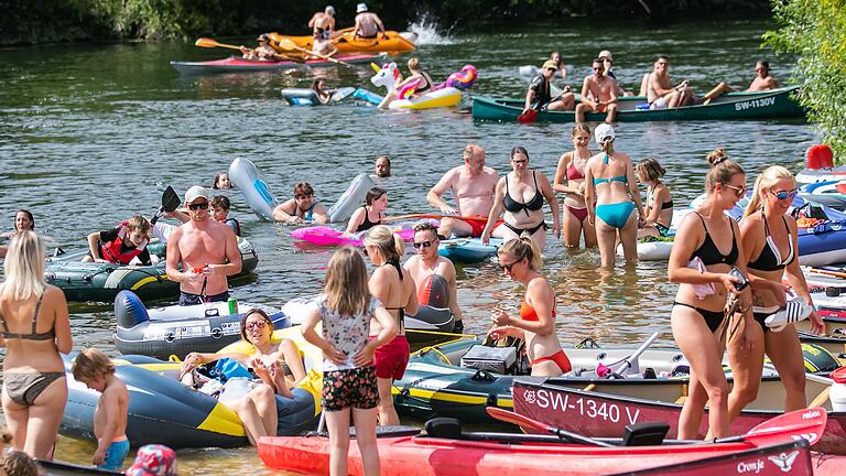 Urlaub daheim: Viele Kitzinger, Würzburger und Schweinfurter - an den Autokennzeichen gut festzumachen - haben den zwölf Kilometer langen Altmain an der Mainschleife für sich entdeckt.