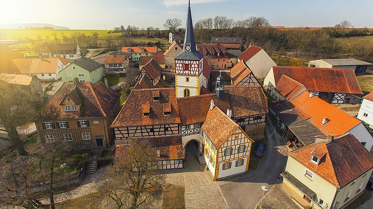 Mönchsondheim ist ein typisches fränkisches Dorf: Von oben sieht man, wie sich alle Gebäude eng aneinander schmiegen.&nbsp;