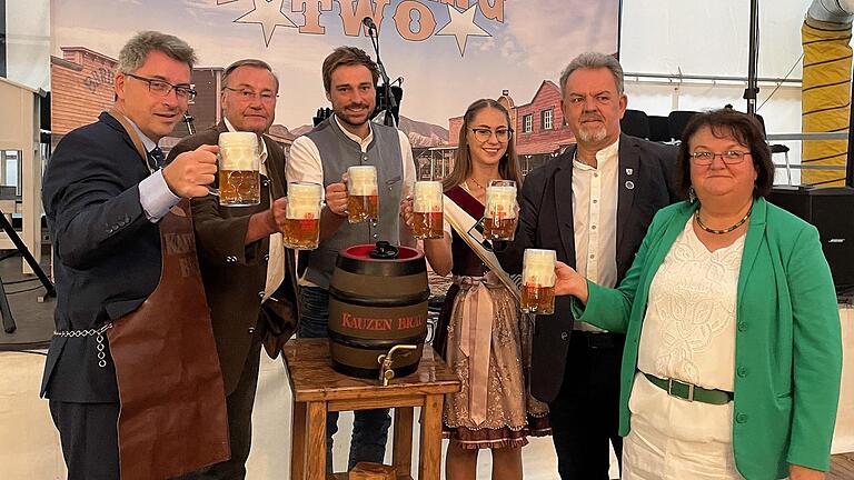 Mit dem traditionellen Bieranstich eröffnete Bürgermeister Wolfgang Lampe die Uffenheimer Kirchweih. Das Bild zeigt (von links) Wolfgang Lampe, Karl-Heinz Pritzl, Jakob Pritzl (beide Kauzen-Brauerei), Maienkönig Janine Horn, Zweiter Bürgermeister Hermann Schuch und Dritte Bürgermeisterin Ruth Halbritter.