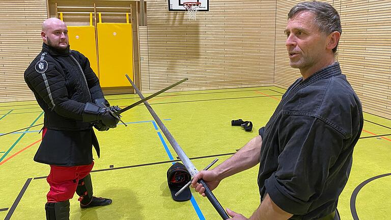 Andreas Fuchs (rechts) demonstriert Kämpfer Michi die optimale Handposition am Schwert.&nbsp;