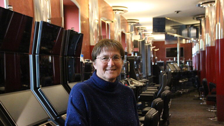 Die Direktorin der Spielbank Bad Kissingen, Marina Klein, im Automatensaal. Dort wurden 2023 8,4 Millionen Euro erzielt.       -  Die Direktorin der Spielbank Bad Kissingen, Marina Klein, im Automatensaal. Dort wurden 2023  rund 8,4 Millionen Euro erzielt.