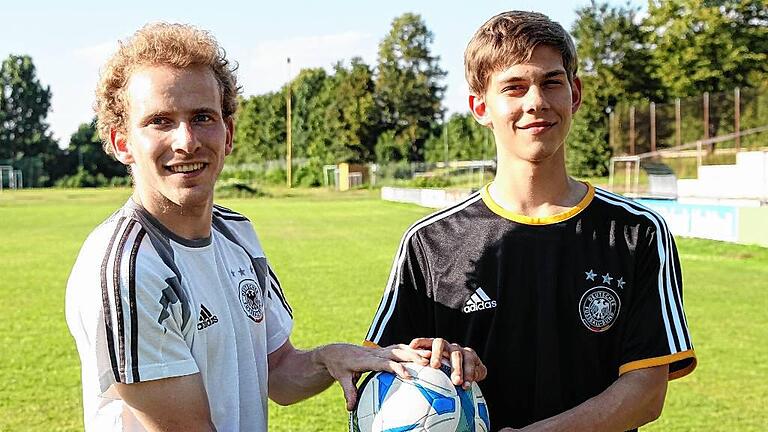 Müssen als Fußballer mit Handicap manchmal für Dinge kämpfen, die für gesunde Sportler selbstverständlich sind: der Schweinfurter Dominik Großpietsch (links) und der Marktbreiter Philipp Freudinger.