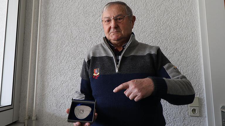Die Medaille der Stadt Haßfurt, 1961 für 'besondere sportliche Verdienste' überreicht, hat Willi Müller natürlich aufgehoben. Die Medaille der Stadt Haßfurt, 1961 für 'besondere sportliche Verdienste' überreicht, hat Willi Müller natürlich aufgehoben.