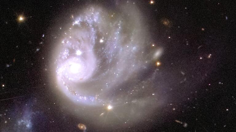Erster Teil der 'Euclid'-Himmelskarte veröffentlicht - Das Weltraumteleskop „Euclid” zeigt auch einzelne Galaxien wie die Spiralgalaxie ESO 364-G036 in großem Detail. Erster Teil der 'Euclid'-Himmelskarte veröffentlicht - Das Weltraumteleskop „Euclid” zeigt auch einzelne Galaxien wie die Spiralgalaxie ESO 364-G036 in großem Detail.