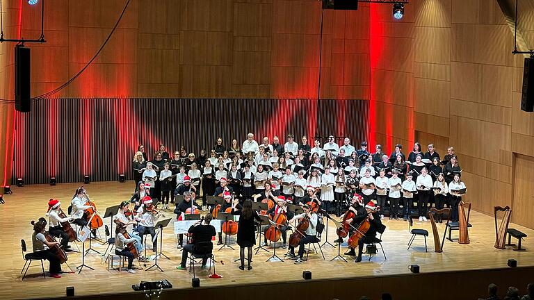 Das weihnachtliche Kooperationskonzert in der TauberPhilharmonie bot ein ganz besonderes Klangerlebnis und sorgte sogar dafür, dass ein Großvater mit seinem Enkel gemeinsam auf der Bühne stehen konnte. Das weihnachtliche Kooperationskonzert in der TauberPhilharmonie bot ein ganz besonderes Klangerlebnis und sorgte sogar dafür, dass ein Großvater mit seinem Enkel gemeinsam auf der Bühne stehen konnte.