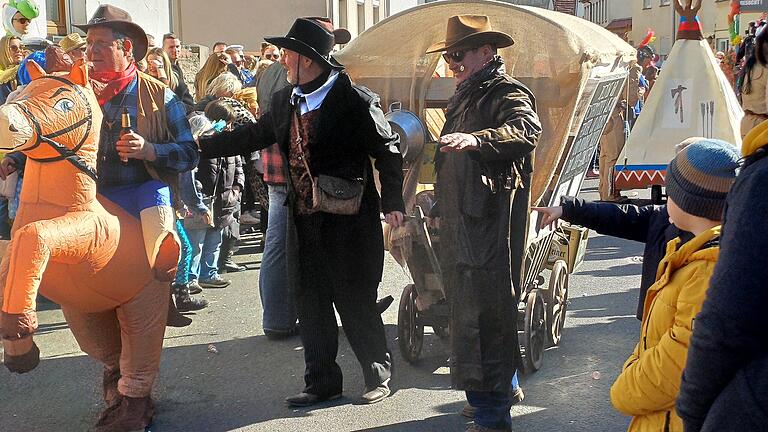 Wilder Westen       -  Der Warsteiner Club Westheim zieht als Cowboys und Indianer durch die Straßen – eine Hommage an die unbeschwerte Kindheit.