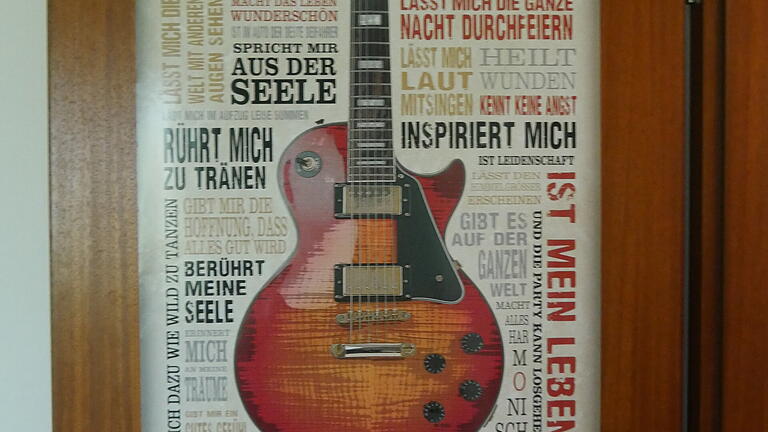 Obwohl er einen guten Job hatte, hat sich Mauel Lücht seiner Leidenschaft, der Musik, zugewendet. Ein Poster an der Türe zum Aufnahemraum des Studios zeigt, was ihm die Musik bedeutet. Obwohl er einen guten Job hatte, hat sich Mauel Lücht seiner Leidenschaft, der Musik, zugewendet. Ein Poster an der Türe zum Aufnahemraum des Studios zeigt, was ihm die Musik bedeutet.