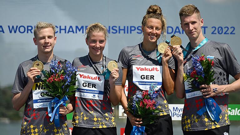 Gold für die deutsche Freiwasser-Staffel bei der Schwimm-Weltmeisterschaft in Budapest: (von links) Oliver Klemet, die Würzburgerinnen Lea Boy und Leonie Beck sowie Florian Wellbrock jubeln nach ihrem Sieg mit ihren Medaillen.&nbsp;