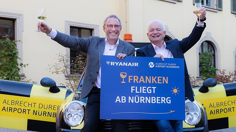 Michael Hupe (links), der Chef des Nürnberger Flughafens, setzt auf den Billigflieger Ryanair. Mit dessen Chef Eddie Wilson stieß er kürzlich in Würzburg mit Frankenwein auf die neue Zusammenarbeit an.