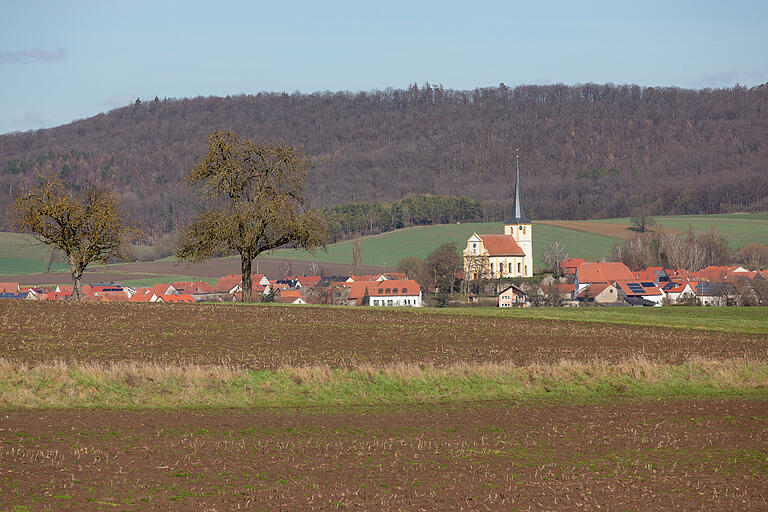 Goßmannsdorf mit der Pfarrkirche St. Margaretha. Goßmannsdorf mit der Pfarrkirche St. Margaretha.