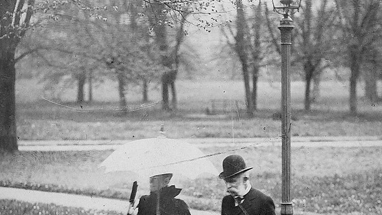 Kaiserin Sisi (links) kam mit ihrem Mann Kaiser Franz Joseph von Österreich oft zur Kur nach Bad Kissingen. Das Foto zeigt die beiden beim Spazieren im Kurpark 1898. - Kaiserin Sisi (links) kam mit ihrem Mann Kaiser Franz Joseph von Österreich oft zur Kur nach Bad Kissingen. Das Foto zeigt die beiden beim Spazieren im Kurpark 1898. Kaiserin Sisi (links) kam mit ihrem Mann Kaiser Franz Joseph von Österreich oft zur Kur nach Bad Kissingen. Das Foto zeigt die beiden beim Spazieren im Kurpark 1898. - Kaiserin Sisi (links) kam mit ihrem Mann Kaiser Franz Joseph von Österreich oft zur Kur nach Bad Kissingen. Das Foto zeigt die beiden beim Spazieren im Kurpark 1898.
