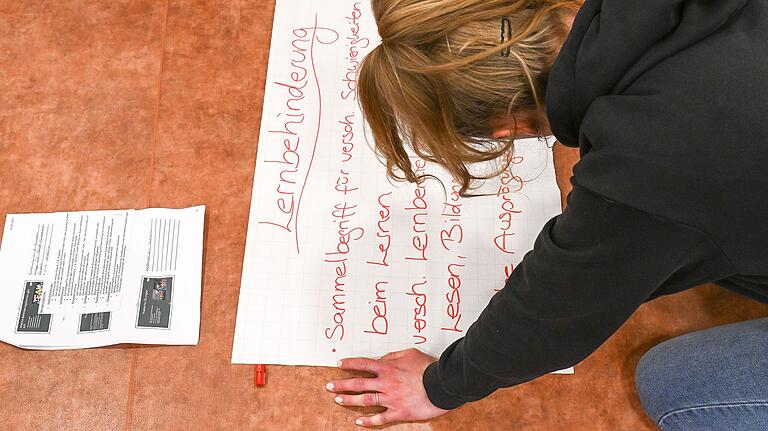 Reporterin Naomi Petsch gestaltet eines der Plakate. Ihr Thema: Lernbehinderung. Reporterin Naomi Petsch gestaltet eines der Plakate. Ihr Thema: Lernbehinderung.