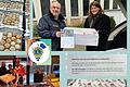 Übergabe bei der Polizei mit Claudia Stamm und Lionsfreund Ralf Roswora bei der Übergabe in der Metzgerei Flach in Margetshöchheim.