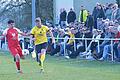 Rhöner Fußball-Nachlese       -  Sehr gut besucht war das Top-Spiel der Kreisklasse Rhön zwischen dem TSV Oberthulba und dem TSV Wollbach. Entsprechend viele Augenpaare verfolgen dieses Duell zwischen Oberthulbas Kapitän Christian Herrlein und Wollbachs Tim Ehrenberg.