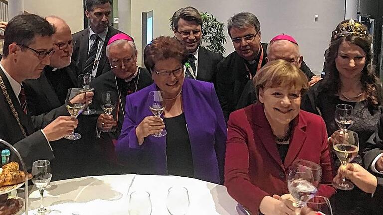 Schöppeln mit der Kanzlerin: Oberbürgermeister Christian Schuchardt, Kardinal Reinhard Marx, Bischof Hofmann und Landtagspräsidentin Barbara Stamm (von links) beim Anstoßen mit Angela Merkel.