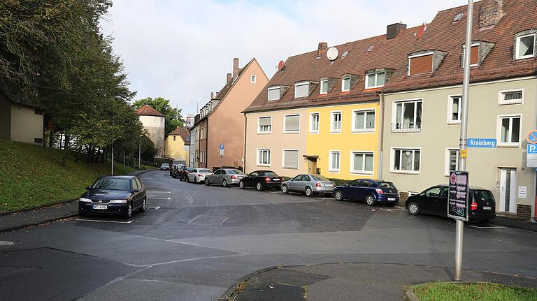 Krainberg Ecke Lindenstraße im Quartier 4. Die übermäßig breite Straße zeigt, dass hier früher eine wichtige Verbindung im Zentrum lag. Heutzutage wirkt sie überdimensioniert. Krainberg Ecke Lindenstraße im Quartier 4. Die übermäßig breite Straße zeigt, dass hier früher eine wichtige Verbindung im Zentrum lag. Heutzutage wirkt sie überdimensioniert.