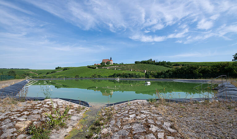Wasserspeicher am Volkacher Kirchberg (Lkr. Kitzingen): Um die Bewässerung der Weinberge in trockenen Sommern sicherzustellen, ohne dafür Brunnen oder den Main zu nutzen, haben 45 Winzer gemeinsam mit der Fernwasserversorgung Franken das Bewässerungssystem 'Vinaqua' umgesetzt. Wasserspeicher am Volkacher Kirchberg (Lkr. Kitzingen): Um die Bewässerung der Weinberge in trockenen Sommern sicherzustellen, ohne dafür Brunnen oder den Main zu nutzen, haben 45 Winzer gemeinsam mit der Fernwasserversorgung Franken das Bewässerungssystem 'Vinaqua' umgesetzt.