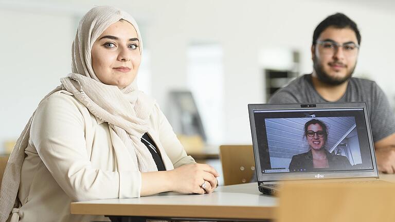 Die syrischen Studenten Ola Khsara und Osama Albernawi und - am Bildschirm - Sprachwissenschaftlerin Dr. Christine Ott von der Universität Würzburg im Interview über Integration, Vorurteile und die Macht der Sprache. Die syrischen Studenten Ola Khsara und Osama Albernawi und - am Bildschirm - Sprachwissenschaftlerin Dr. Christine Ott von der Universität Würzburg im Interview über Integration, Vorurteile und die Macht der Sprache.