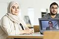Die syrischen Studenten Ola Khsara und Osama Albernawi und - am Bildschirm - Sprachwissenschaftlerin Dr. Christine Ott von der Universität Würzburg im Interview über Integration, Vorurteile und die Macht der Sprache.