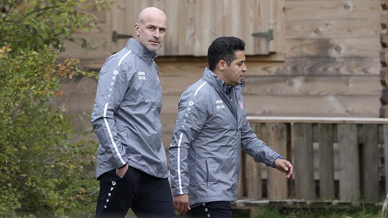 Erster Arbeitstag: Marco Antwerpen (links) und sein Co-Trainer&nbsp;Kurtulus Öztürk auf dem Weg zum Trainingsplatz in Randersacker.