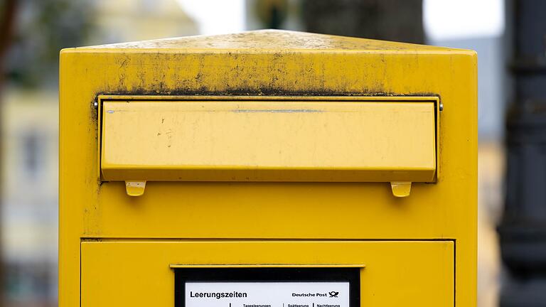 Briefkasten       -  Ein Briefkasten mit viel Platz für Briefe.