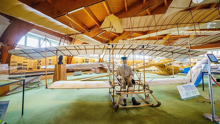 Im Deutschen Segelflugmuseum mit Modellflug auf der Wasserkuppe ist unter anderem ein Nachbau des Gleiters 'Darmstadt F.S.V. X' (1911) ausgestellt. Im Deutschen Segelflugmuseum mit Modellflug auf der Wasserkuppe ist unter anderem ein Nachbau des Gleiters 'Darmstadt F.S.V. X' (1911) ausgestellt.
