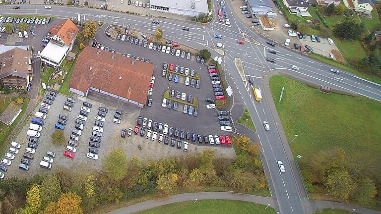 Die Kreuzung B8/Südring in Marktheidenfeld. Für den aus Richtung Würzburg (rechts) kommenden Verkehr soll es eine Abbiegespur nach rechts auf den Äußeren Ring geben, an den Übergang Birkengebiet/Lohgraben (unten) kommt eine Fußgängerampel.&nbsp;