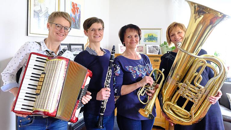 Mit großem Spaß seit zehn Jahren auf der Bühne: Das Frauenquartett 'Kaufmannsware' mit Weisebacher Wurzeln hat sich der Mundartmusik mit viel Rhöner Lokalkolorit verschrieben. Von links: Ilona Zirkelbach, Theresa Seiffert, Angelika Enders und Edith Hüttner.