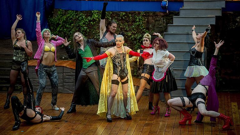 Das Publikum war begeistert von der Premiere der 'Rocky Horror Show' bei den Clingenburg Festspielen in Klingenberg.