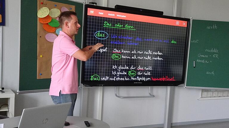 Bernd Kleinschnitz, Lehrer und Medienpädagoge an der Eichendorff-Schule in Gerbrunn, zeigt, wie ein elektronischer Hefteintrag auf der interaktiven Tafel aussieht.