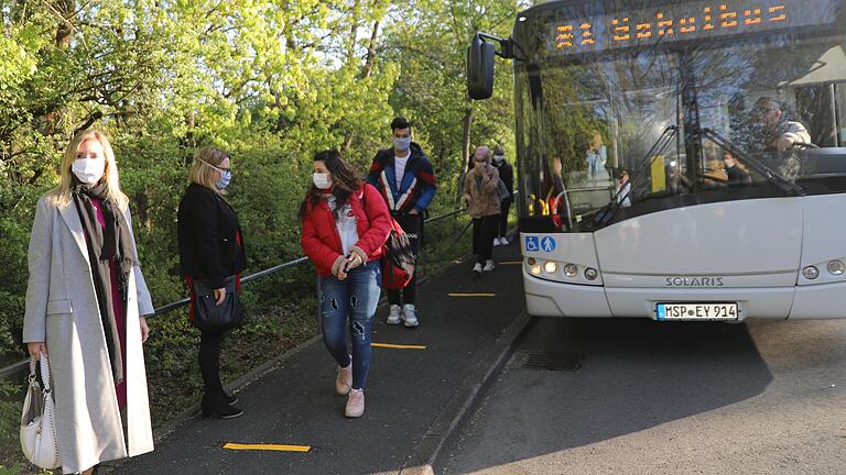 Die Neuntklässler der Arnsteiner Mittelschule wurden bei ihrem ersten Schulbesuch zur Corona-Krise von Staatsekretärin Anna Stolz (links) und Schulleiterin Katharina Krenig am Bus abgeholt.