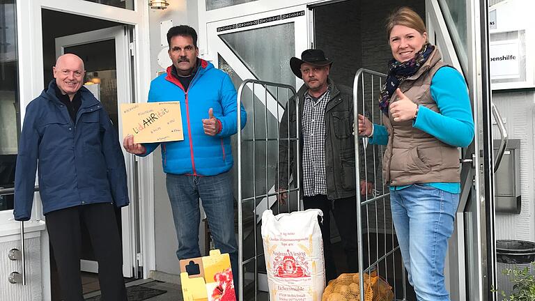 Katharina Prax, Uwe Müller und Wolfgang Grom (von rechts) übergaben Hilfsgüter an die Lebenshilfe Ahrweiler und deren Geschäftsführer Ulrich van Bebber.