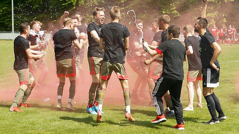 Jubel nach dem Sieg: Die Spieler vom SV Kist feiern ausgelassen ihre Meisterschaft.