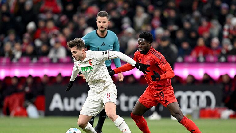 Bayern München - FC Augsburg       -  Elvis Rexhbecaj (am Ball) kritisiert das Fan-Verhalten beim Länderspiel.