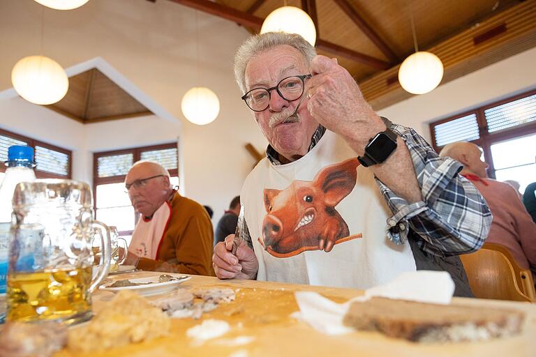 Cheforganisator Theo Hergenröther mit einem speziellen Chef-Lätzchen. Cheforganisator Theo Hergenröther mit einem speziellen Chef-Lätzchen.