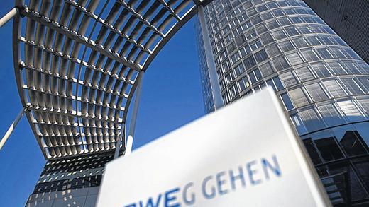 Stellenstreichung: Der Energieriese RWE, hier ein Blick auf die Zentrale in Essen, baut angesichts schrumpfender Gewinne weiter Personal ab.Foto: dpa Stellenstreichung: Der Energieriese RWE, hier ein Blick auf die Zentrale in Essen, baut angesichts schrumpfender Gewinne weiter Personal ab.Foto: dpa