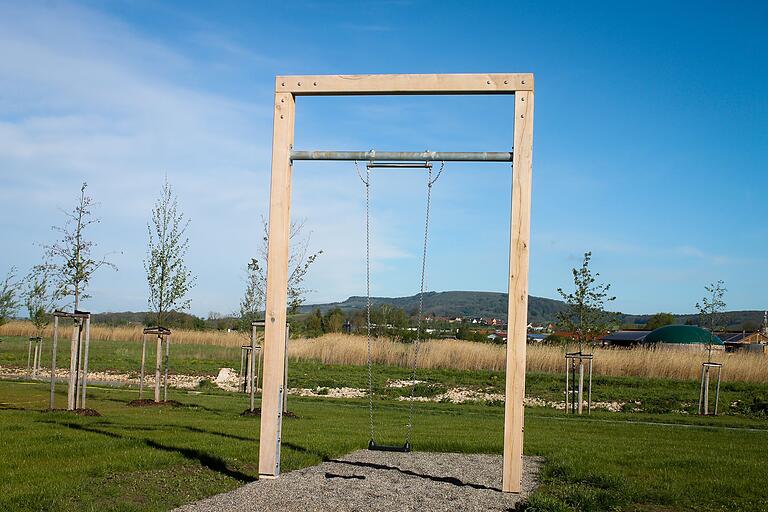 Drei Himmelsschaukeln schmücken den Wörnitzpark der Gartenschau in Wassertrüdingen.