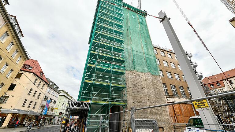 Diesen Anblick sind die Würzburger gewohnt: das verhüllte alte Ämterhochhaus. Es soll einem Neubau weichen.&nbsp;