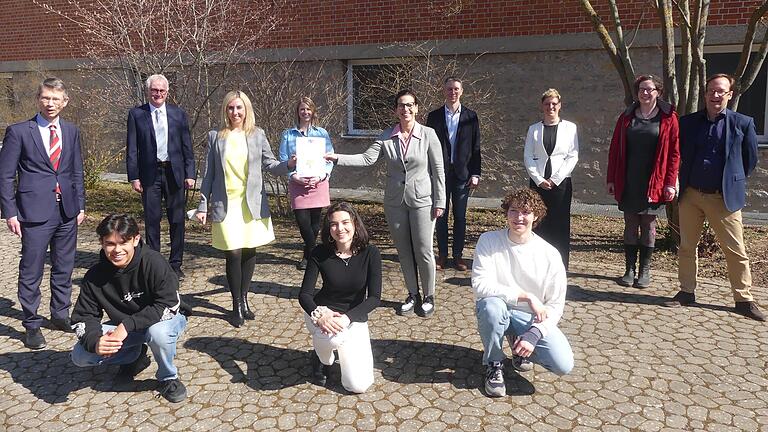 Schulentwicklungsteam, Elternbeirat und Schülersprecher waren dabei, als der Preis an die Walther-Rathenau-Schulen übergeben wurde: mit OB Sebastian Remelé, Schulleiter Roland Eirich, Staatssekretärin Anna Stolz sowie der stellvertretenden Schulleiterin Kerstin Petz (Mitte von links).