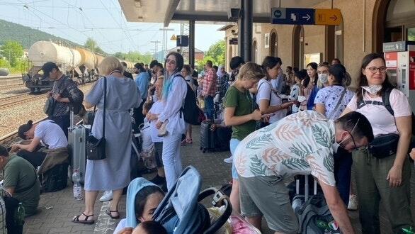 An den Bahnhöfen in Lohr (im Bild) und Gemünden strandeten am Samstag wegen einer Streckensperrung insgesamt etwa 1250 Menschen.&nbsp;