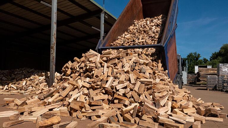 Durch den starken Anstieg der Energiepreise ist die Nachfrage nach Holz groß. Das treibt auch die Preise für Brennholz nach oben.