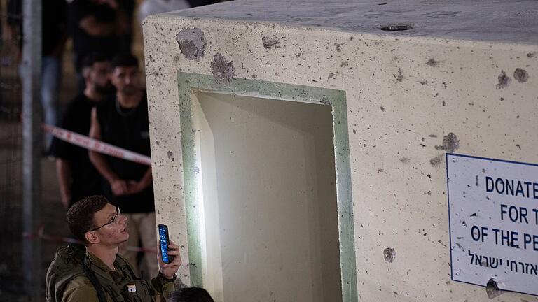 Nahostkonflikt - Golanhöhen - Israelische Soldaten inspizieren Schäden an einem Unterstand auf einem Fußballplatz nach einem Raketeneinschlag auf den Golanhöhen. (Archivbild) Nahostkonflikt - Golanhöhen - Israelische Soldaten inspizieren Schäden an einem Unterstand auf einem Fußballplatz nach einem Raketeneinschlag auf den Golanhöhen. (Archivbild)