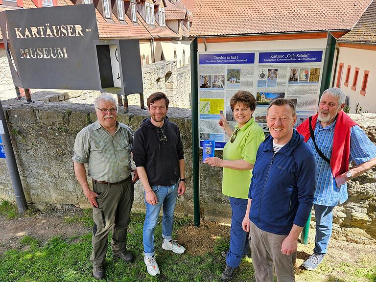 Sechs Kulturwanderwege mit vielen Informationen zu Land und Leuten gibt es im Gebiet der Allianz MainDreieck aktuell. Im Bild die Wegemarkierer für den Kulturwanderweg 'Cherubim im Gää' Nord, von links: Kilian Kemmer, Allianzmanager Bastian Lange, Andrea Trumpfheller, Ochsenfurts Bürgermeister Peter Juks und Stephan Clobes. Sechs Kulturwanderwege mit vielen Informationen zu Land und Leuten gibt es im Gebiet der Allianz MainDreieck aktuell. Im Bild die Wegemarkierer für den Kulturwanderweg 'Cherubim im Gää' Nord, von links: Kilian Kemmer, Allianzmanager Bastian Lange, Andrea Trumpfheller, Ochsenfurts Bürgermeister Peter Juks und Stephan Clobes.