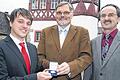 Vorbote des Jubiläumsjahrs: Sparkassen-Filialleiter Manuel Gleichmann (von links) übergab die erste Sondermünze zur 1200-Jahr-Feier Retzbachs an Bürgermeister Wieland Gsell. Das Organisationsgremium für das Jubiläum leitet Heribert Zull.