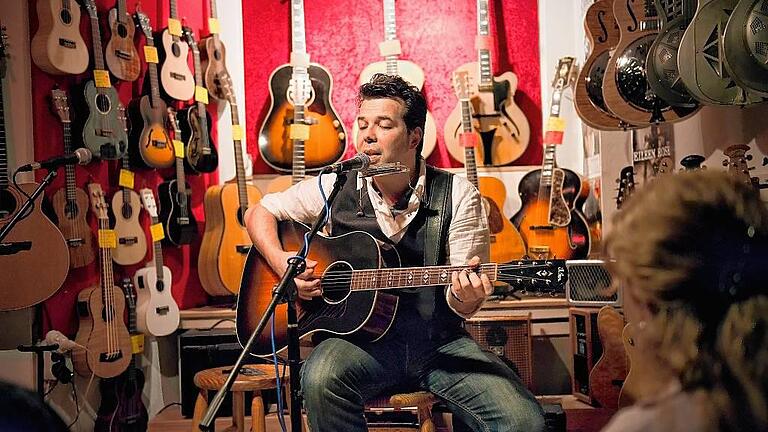 Umgeben von Gitarren: Songwriter Markus Rill bei einem Solokonzert in Berlin. Am 23. April stellt er in der Kellerperle mit seiner Band das neue Album vor. MELANIE HAEFNER Umgeben von Gitarren: Songwriter Markus Rill bei einem Solokonzert in Berlin. Am 23. April stellt er in der Kellerperle mit seiner Band das neue Album vor. MELANIE HAEFNER