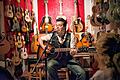 Umgeben von Gitarren: Songwriter Markus Rill bei einem Solokonzert in Berlin. Am 23. April stellt er in der Kellerperle mit seiner Band das neue Album vor. MELANIE HAEFNER