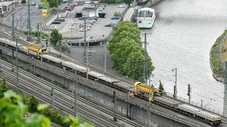 Weil die ICE-Strecke nach Hannover modernisiert werden muss, ist gerade der Abschnitt zwischen Würzburg und Fulda gesperrt. Es werden unter anderem auch neue Schienen verlegt. Weil die ICE-Strecke nach Hannover modernisiert werden muss, ist gerade der Abschnitt zwischen Würzburg und Fulda gesperrt. Es werden unter anderem auch neue Schienen verlegt. 