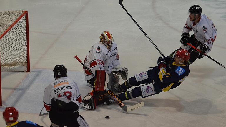 Schweinfurts Dennis Ostertag (Mitte) rutscht in dieser Szene, im Gegensatz zur Hartgummischeibe, voll in den Königsbrunner Goalie Stefan Vajs. Schweinfurts Dennis Ostertag (Mitte) rutscht in dieser Szene, im Gegensatz zur Hartgummischeibe, voll in den Königsbrunner Goalie Stefan Vajs.