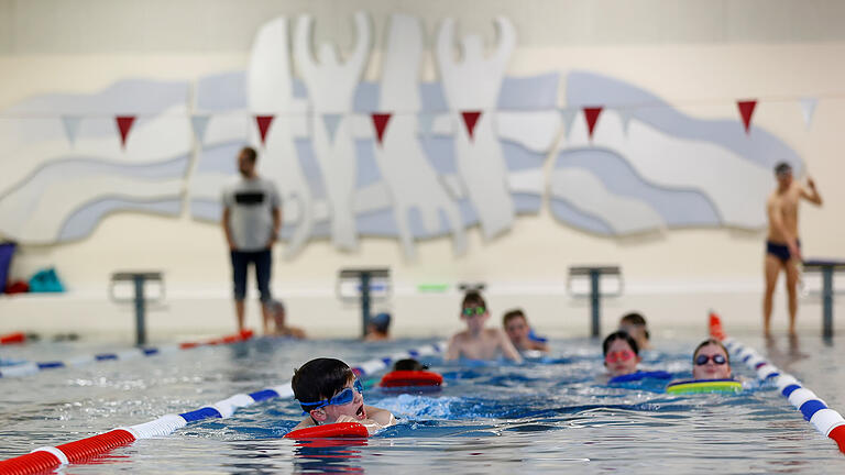 Im Ochsenfurter Hallenbad können vorerst keine Schwimmkurse und Trainingseinheiten mehr stattfinden, denn das Bad wird aktuell saniert.