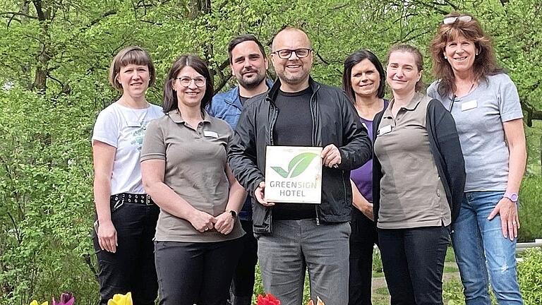 Mit dem „GreenSign“ wurde das Kurhaus Hotel Bad Bocklet ausgezeichnet. Mitarbeiterinnen und Mitarbeiter um Direktor Bastian Graber (Mitte) sind sehr stolz auf den Beweis für ihr nachhaltiges Agieren zum Schutz der Umwelt.       -  Mit dem „GreenSign“ wurde das Kurhaus Hotel Bad Bocklet ausgezeichnet. Mitarbeiterinnen und Mitarbeiter um Direktor Bastian Graber (Mitte) sind sehr stolz auf den Beweis für ihr nachhaltiges Agieren zum Schutz der Umwelt.